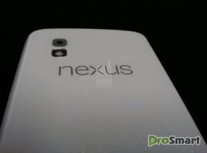Белый смартфон Google Nexus 4 на фото