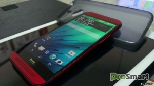 Фото: HTC One M8 в красном корпусе